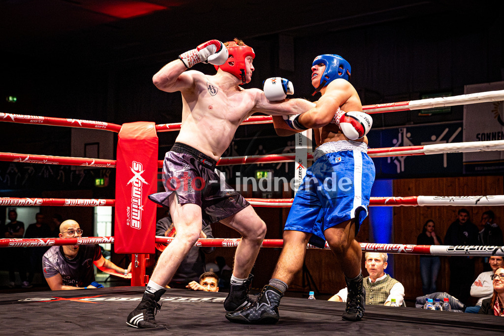 Arda Tok (Sparta Mun.) blau gegen Gottfried Pölt (Hermanosboxing) rot | MFA Fight Night Boxen bis 91kg Kampf 9, Arda Tok (Sparta Mun.) blau gegen Gottfried Pölt (Hermanosboxing) rot, 20251108,,2025-11-08 in Penzberg (Wellenberghalle Penzberg), Copyright: WolfgangxLindner www.foto-lindner.de