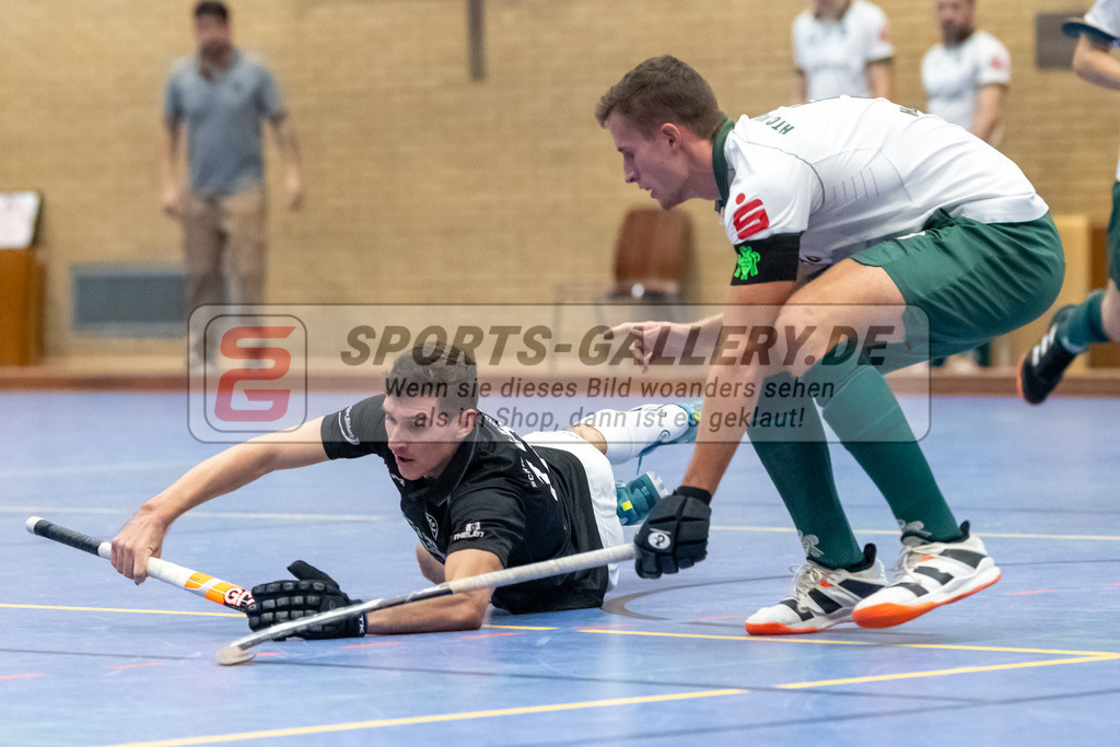 SFE_20231217_0086 | Neuss, Deutschland, 17.12.2023: Vitali Shevchuk (SW Neuss), Dennis Holthaus (Uhlenhorst Mülheim) im Kampf um den Ball waehrend des Spiels der Halle 1. Bundesliga Herren zwischen SW Neuss vs Uhlenhorst Mülheim im Stadionhalle (SW Neuss) am 17.12.2023 in Neuss, Deutschland. (Foto von Stephan Fehrmann)

Neuss, Germany, 17.12.2023: Vitali Shevchuk (SW Neuss), Dennis Holthaus (Uhlenhorst Mülheim) in the battle of the ball during the game of Halle 1. Bundesliga Herren between SW Neuss vs Uhlenhorst Mülheim in Stadionhalle (SW Neuss) at 17.12.2023 in Neuss, Deutschland. (Foto von Stephan Fehrmann)