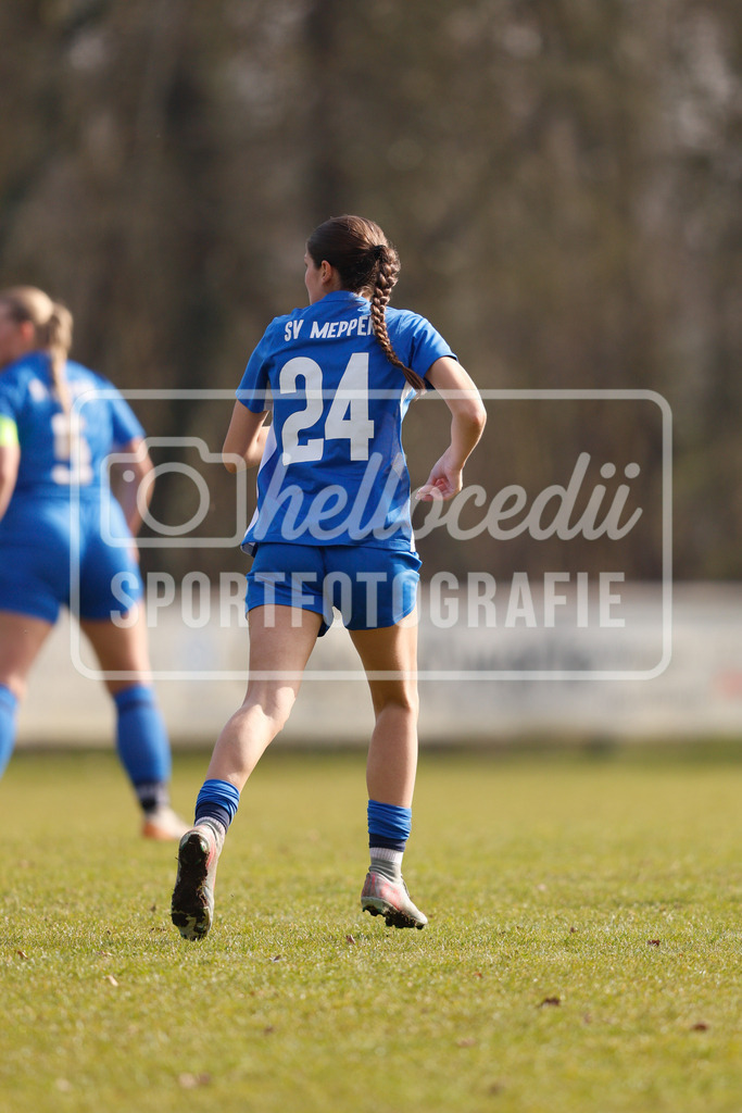 Fußball I Frauen I Saison 2025-2026 I Oberliga Niedersachsen I 15. Spieltag I SV Meppen 1912 e.v. U20 2 - BW Hollage -55 | Emma Kobytzki (24, SV Meppen 1912 e.v.) bietet sich für ein Passspiel an. - Realisiert mit Pictrs.com