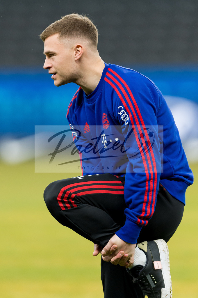 BSCFCB20220123_167 | Fussball, Herren: Joshua Kimmich (FC Bayern Muenchen) schaut bei dem Spiel der 1. Bundesliga zwischen Hertha BSC und FC Bayern Muenchen im Olypiastadion am 23.01.2022 in Berlin, Deutschland.DFB / DFL REGULATIONS PROHIBIT ANY USE OF PHOTOGRAPHS AS IMAGE SEQUENCES AND/OR QUASI-VIDEO. - Realisiert mit Pictrs.com