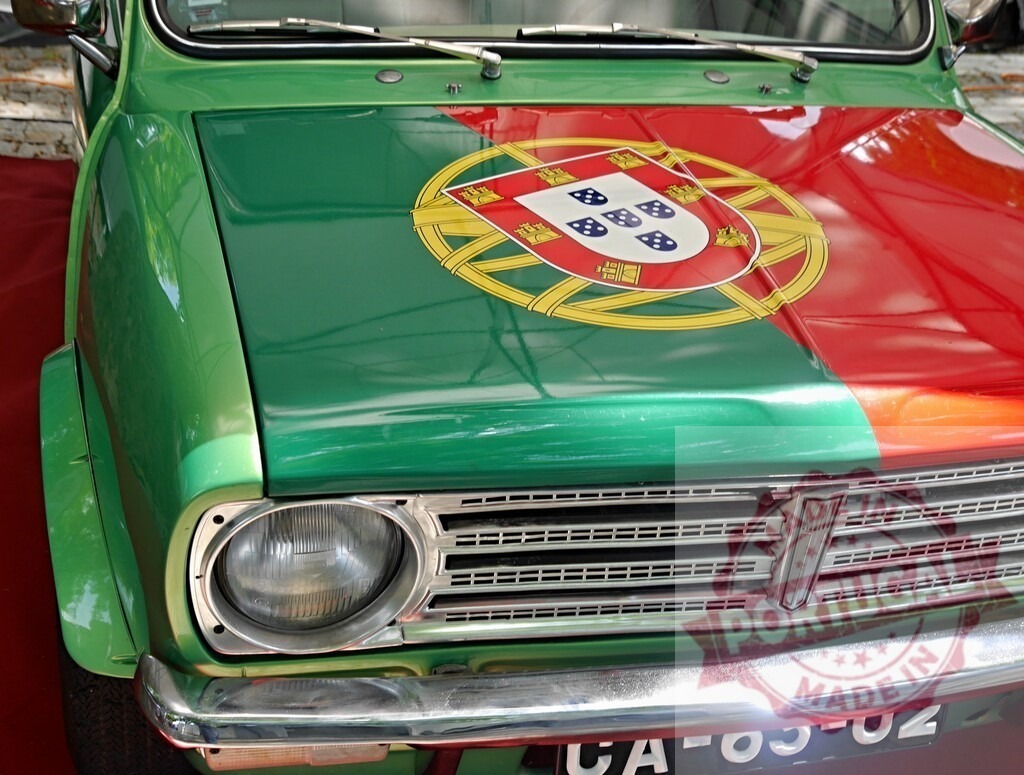 Vintage car displaying Portugal flag and coat of arms | Green vintage Mini car proudly showing a painted Portuguese flag on its hood - Realisiert mit Pictrs.com