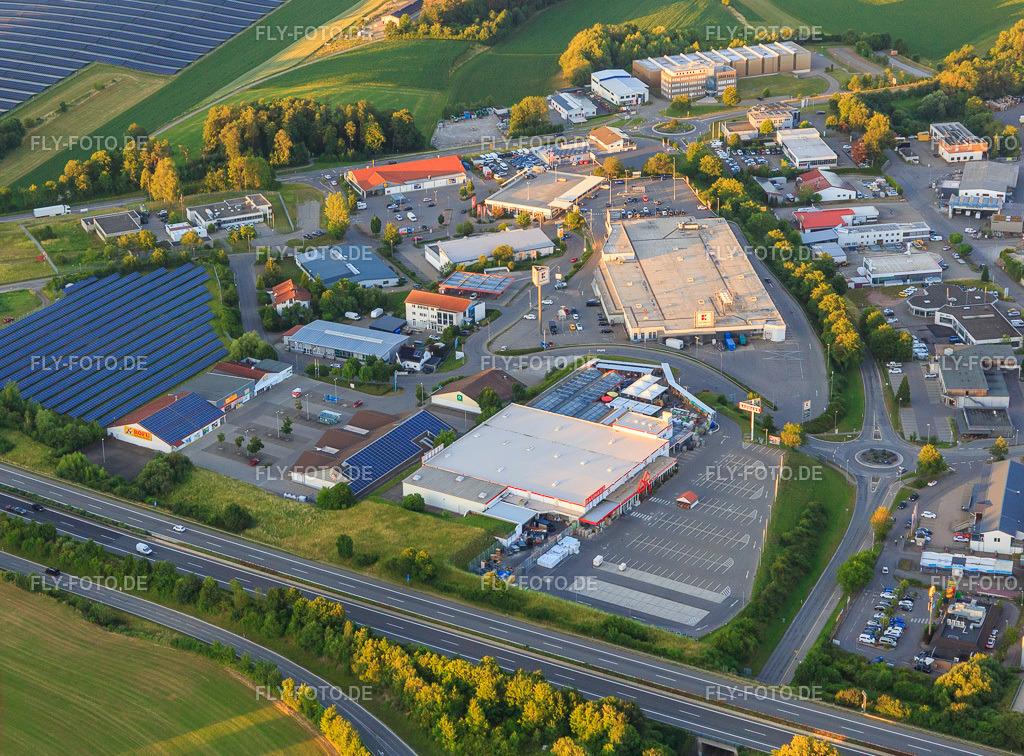 Gewerbegebiet Raiffeisenstraße mit BAUHAUS, Kaufland Zimmern ob Rottweil https://www.bauhaus.info/fachcentren/fachcentrum-zimmernobrottweil/fc/543 https://www.filiale.kaufland.de/ | Luftbild: Gewerbegebiet Raiffeisenstraße mit BAUHAUS, Kaufland Zimmern ob Rottweil https://www.bauhaus.info/fachcentren/fachcentrum-zimmernobrottweil/fc/543 https://www.filiale.kaufland.de/ in Zimmern ob Rottweil im Bundesland Baden-Württemberg in Deutschland. Foto: IMG_148767.jpg vom 27.06.2025 durch ©2025 Werner Riehm fly-foto.de/copyright - Realisiert mit Pictrs.com