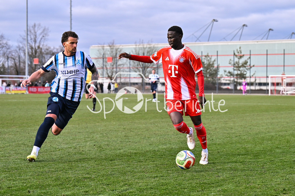 FC Bayern Amateure - Stuttgarter Kickers | MUNICH, GERMANY - 07. FEBRUARY: im Duell David TOMIC (Stuttgarter Kickers 8) und Bajung DARBOE (FC Bayern München II 19) während dem Testspiel zwischen den Amateuren des FC Bayern und den Stuttgarter Kickers am FC Bayern Campus