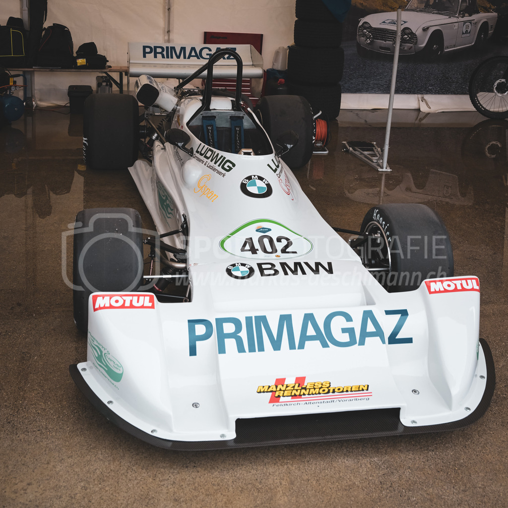 21. Arosa ClassicCar 2025 - 5. September 2025 | Der Martini MK28 BMW Formel 2 aus dem Jahre 1983 mit Startnummer 402 von Roger Moser aus Arosa (SUI) am Arosa ClassicCar 2025 in der Kategorie Competition Formula..@arosaclassiccar, @arosa.official, #arosaclassiccar, #arosa, #76curves, #classiccarBild: Sportfotografie Markus Aeschimann | www.markus-aeschimann.ch - Realisiert mit Pictrs.com