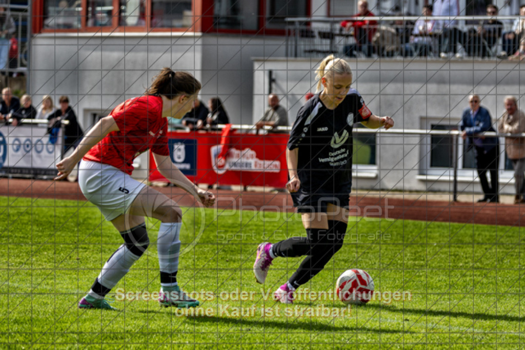20250928_131253_0175-Bearbeitet | #,1.FC Donzdorf (schwarz) vs. TV Derendingen (rot), Fussball, Frauen-Verbandsliga Württemberg, 03. Spieltag, Saison 2025/2026, Rasenplatz Lautertal Stadion, Süßener Straße 16, 73072 Donzdorf, 28.09.2025 - 13:00 Uhr,Foto: PhotoPeet-Sportfotografie/Peter Harich