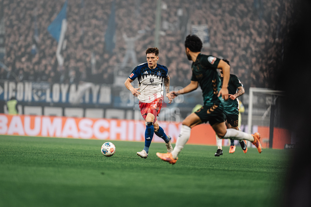 Fußball | Männer | Saison 2025/2026 | 1. Fußball-Bundesliga | 13. Spieltag | Hamburger SV vs. SV Werder Bremen | 07.12.2025 | Nicolai Remberg (#21, HSV) am Ball