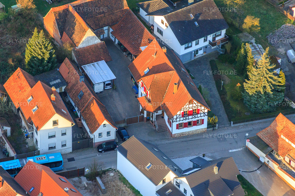 Luftbild: Kaiserbachstr im Ortsteil Heuchelheim in Heuchelheim-Klingen im Bundesland Rheinland-Pfalz in Deutschland. Foto: IMG_63103.jpg vom 20.03.2014 durch Werner Riehm/FLY-FOTO.deAuflösung des Originals: 4682 x 3122 px