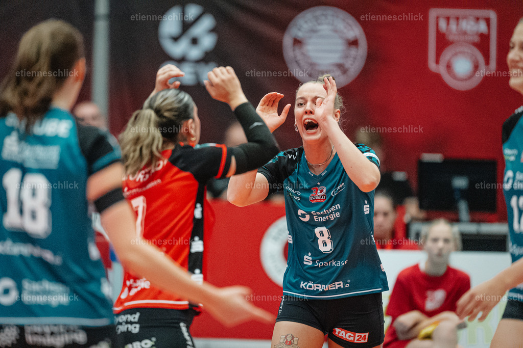 Dresdner SC - Binder Blaubären TSV Flacht, DEKRA 1. Bundesliga Frauen, Volleyball | Im Bild: Jette Kuipers (8, Dresdner SC) kltascht mit Katerina Georgiadis (7, Dresdner SC) ab 24.10.2026, Dresdner SC -  Binder Blaubären TSV Flacht, DEKRA 1. Bundesliga Frauen, Volleyball, Deutschland, Dresden, Cyberport Arena