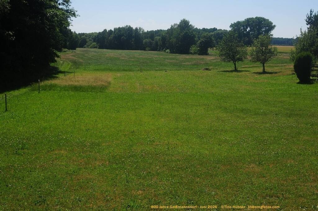 Geißmannsdorf-2026-Ortsbilder-466 | Geißmannsdorf bei Bischofswerda im Sommer 2026. Ein fotografischer Streifzug durch das Dorf Geißmannsdorf, mit Gebäuden, Straßen, Strohpuppen und geschmückten Vorgärten und Grundstücken anlässlich der 800-Jahr-Feier von Geißmannsdorf im Juni 2026 - Realisiert mit Pictrs.com