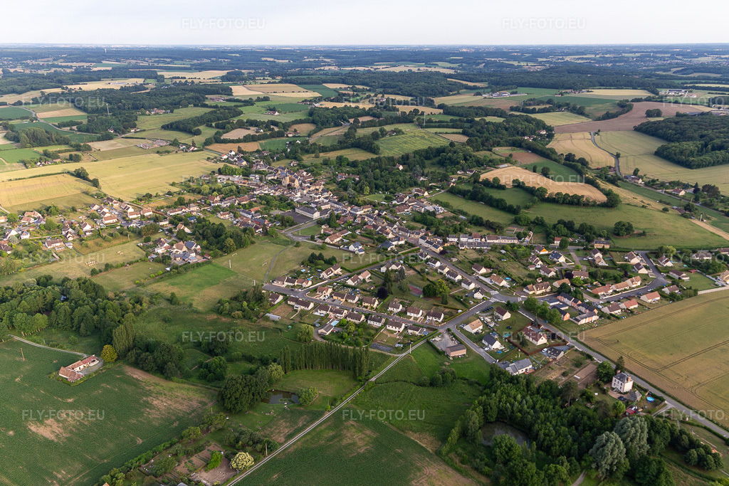 Vue aérienne: Vue de la ville à Saint-Michel-de-Chavaignes dans le département Sarthe, France. Photo: IMG_132451.jpg prise le 14/06/2022 par Werner Riehm/FLY-FOTO.eu – Résolution de l'original: 5063 x 3376 px