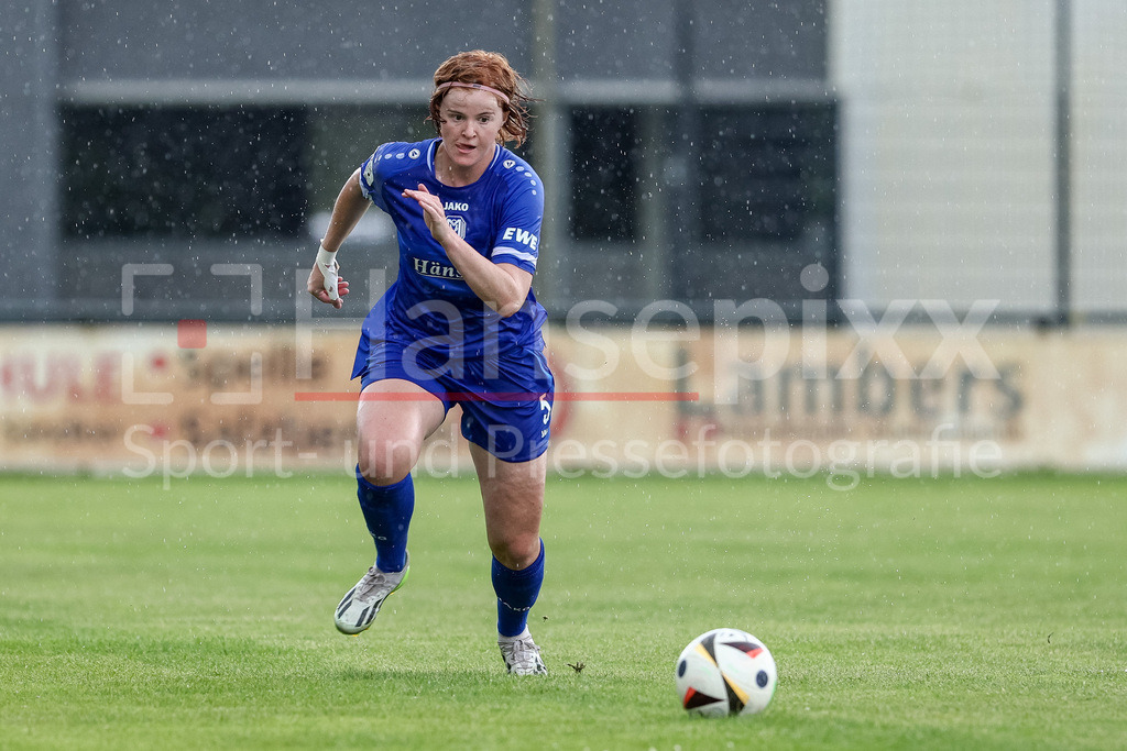 Fussball, Testspiel Frauen, SV Meppen - DJK Wacker Mecklenbeck | Lena Göppel (SV Meppen, 5) am Ball, Freisteller, Einzelbild, Ganzkörper, Aktion, Action, Spielszene