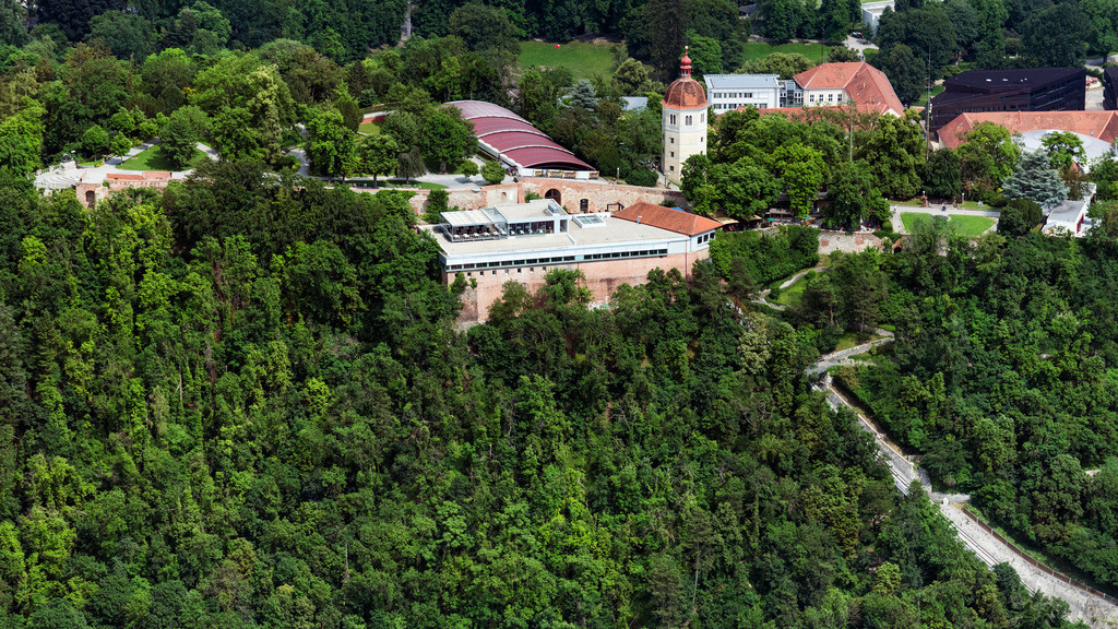 dr__0092451.jpg | GRAZ 14.06.2022 Gebäude des Restaurant Skybar und Restaurant Schlossberg an der Straße Schloßberg in Graz in Steiermark, Österreich. 