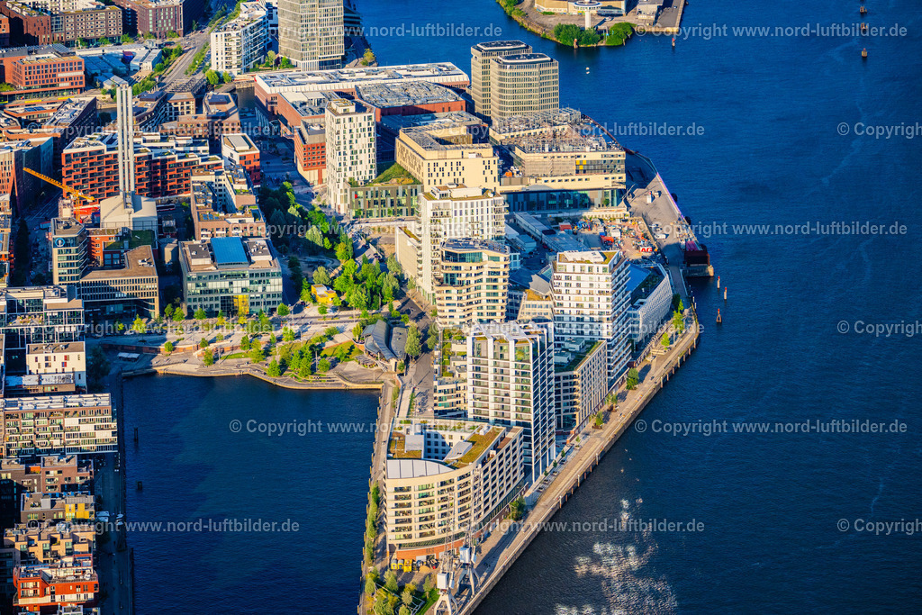 Hamburg_Hafencity_Grasbrookpark_Marco_Polo_Terassen_ELS_6432160625 | HAMBURG 01.07.2025 Marco-Polo-Tower mit den Marco Polo Terassen sowie dem Grasbrookpark am Strandkai in Hamburg. Die Gebäude sind die ersten Projekte auf dem Strandkai, einem Teilquartier der HafenCity. // Marco Polo Tower with the Marco Polo Terraces and the Grasbrook Park on Strandkai in Hamburg. The buildings are the first projects on the Strandkai, a district of HafenCity. Foto: Martin Elsen