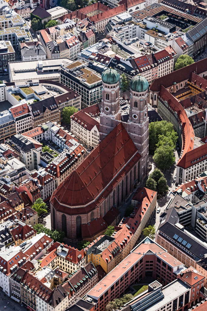 dr__dsc9140.jpg | MüNCHEN 07.05.2018 Frauenkirche im Altstadt- Zentrum von München im Bundesland Bayern. Der dreischiffige spätgotische Backsteinbau ist ein bedeutendes Wahrzeichen der Landeshauptstadt. Der Dom zu Unserer Lieben Frau ist auch als Liebfrauendom bekannt. Weiterführende Informationen bei: Staatliches Bauamt München 1. // Church building of the Frauenkirche in the old town in Munich in the state Bavaria, Germany. Further information at: Staatliches Bauamt Muenchen 1. Foto: Daniel Reiter