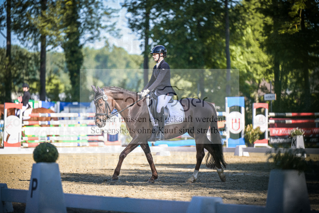 DOS_5098 | Entdecke hochwertige Reitturnierfotos von Foto Oger. Professionell, emotional und authentisch – jetzt Lieblingsmomente im Shop bestellen.Deutschlandweite Turnierfotografie. - Realisiert mit Pictrs.com