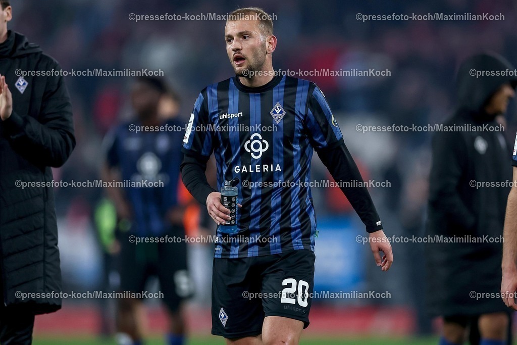 RWE04032602090 | 2026.03.04, Fußball, 3.Liga Herren, Rot-Weiss Essen -  SV Waldhof Mannheim, Stadion Hafenstraße, 27.Spieltag, Saison 2025 / 2026: enttäuschte Gesichter bei Mannheim nach der 0:1 Niederlage. Kushtrim Asallari (Waldhof Mannheim #20) enttäuscht Enttäuschung  DFB regulations prohibit any use of photographs as image sequences and or quasi-video.