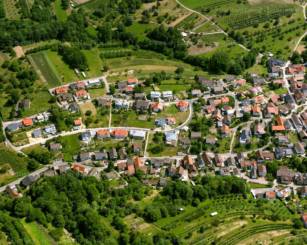 2526179 | WINDEN 01.08.2005 Wohngebiet - Mischbebauung der Mehr- und Einfamilienhaussiedlung  in Winden im Bundesland Baden-Württemberg, Deutschland // Residential area - mixed development of a multi-family housing estate and single-family housing estate  in Winden in the state Baden-Wuerttemberg, Germany Foto: Gerhard Launer