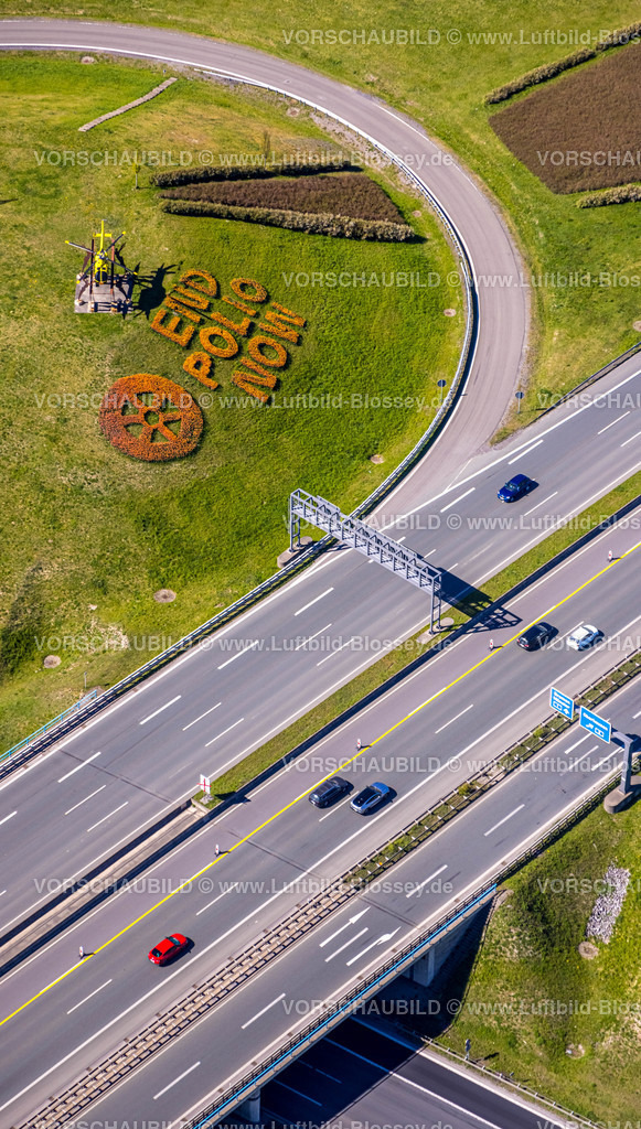Kamen220403965Rotary | Luftbild, 20.000 Tulpen pflanzten die Kamener Rotarier am Kamener Kreuz unterhalb der ADAC-Hubschrauber-Skulptur. Sie werden in den nächsten Tagen blühen. 
Rotarys Kampf gegen die Kinderlähmung (POLIO Poliomyelitis)
Das größte Projekt, das Rotary in seiner 116-jährigen Geschichte je angepackt hat – der Kampf gegen die Kinderlähmung –, heißt PolioPlus und steht kurz vor dem Ziel: Seit 1988 gelang es mit Hilfe mächtiger Partner wie der Weltgesundheitsorganisation, den größten Teil der Welt durch massive Impfkampagnen von Polio zu befreien. Durch die großen Fortschritte der letzten Jahre rückt das Ziel in greifbare Nähe: Innerhalb der nächsten drei Jahre bis 2023 soll die Übertragungskette weltweit unterbrochen sein. , Kamen, Ruhrgebiet, Nordrhein-Westfalen, Deutschland