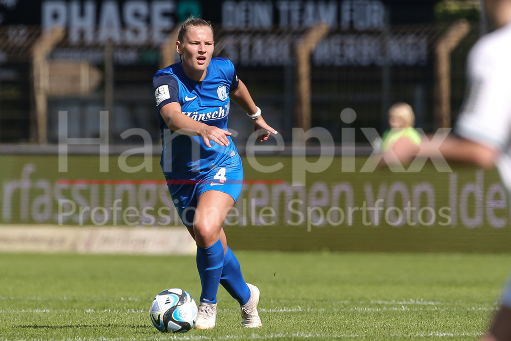 Fussball, 2. Frauen-Bundesliga, SV Meppen - Borussia Mönchengladbach | v.li.: Toma Ihlenburg (SV Meppen, 4) am Ball, Einzelbild, Ganzkörper, Aktion, Action, Spielszene, DIE DFB-RICHTLINIEN UNTERSAGEN JEGLICHE NUTZUNG VON FOTOS ALS SEQUENZBILDER UND/ODER VIDEOÄHNLICHE FOTOSTRECKEN. DFB REGULATIONS PROHIBIT ANY USE OF PHOTOGRAPHS AS IMAGE SEQUENCES AND/OR QUASI-VIDEO.