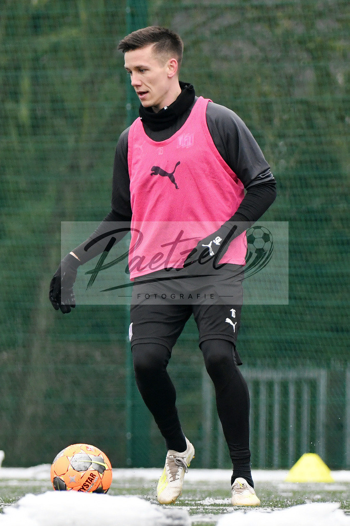 20200226_TRAOSN_0041 | Fussball, Herren: Thomas Konrad (VfL Osnabrueck) in Aktion, am Ball, Einzelaktion waehrend der Trainingseinheit des VfL Osnabrueck im Sportpark Illoshoehe am 26.02.2020 in Osnabrueck, Deutschland. - Realisiert mit Pictrs.com