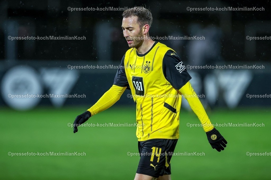 BVBII26012502131 | 26.01.2025, Fußball, 3.Liga, Borussia Dortmund II - Arminia Bielefeld, Stadion Rote Erde, Saison 2024 2025: Enttäuschung Niederlage Enttäuschte Gesichter beim BVB II - Michael Eberwein (BVBII #14) verlässt das SpielfeldDFB regulations prohibit any use of photographs as image sequences and or quasi-video.