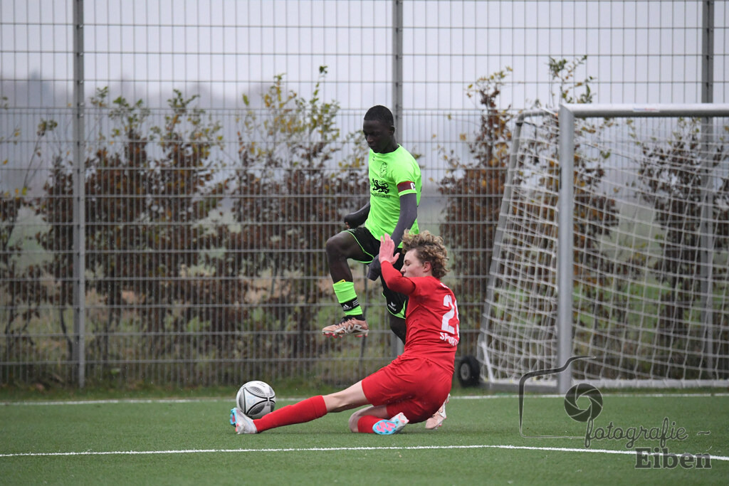 JFV Edewecht-Osnabrücker SC | C-Jugend Landesliga; JFV Edewecht (grün)-Osnabrücker SV (rot) am 18.11.2023; in Edewecht (Sportanlage Göhlenweg), Photo: Philip Eiben 2023 - Realisiert mit Pictrs.com