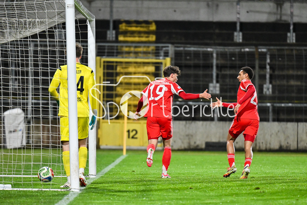 FC Bayern Amateure - SpVgg Unterhaching | MÜNCHEN, DEUTSCHLAND - 24. FEBRUAR: Jubel der Bayern nach dem Treffer zum 1-0 durch Louis RICHTER (FC Bayern München II 19) / Tor / Torschuetze / Freude / Happy während dem Spiel zwischen den Amateuren des FC Bayern München und der SpVgg Unterhaching am 25. Spieltag der Regionalliga Bayern im Grünwalder Stadion