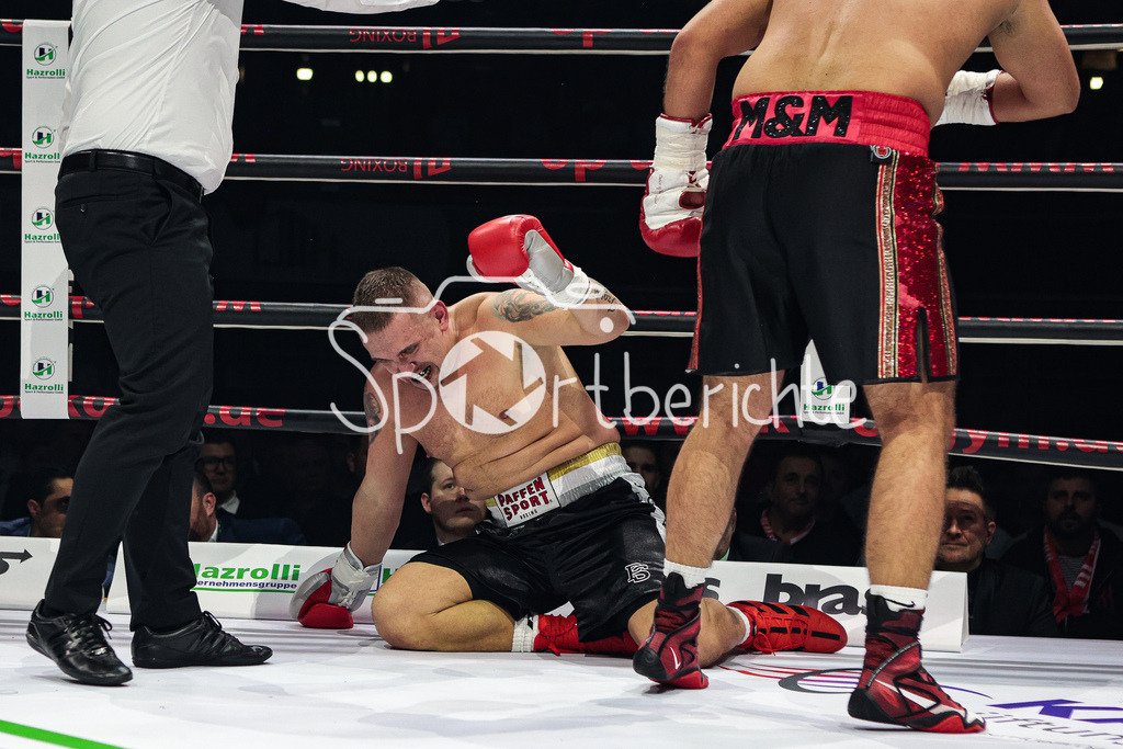 Profi - Box - Gala / Main Event | Vaclav TOJACEK (schwarze Hose) in seinem Kampf gegen James KRAFT (rote Hose)