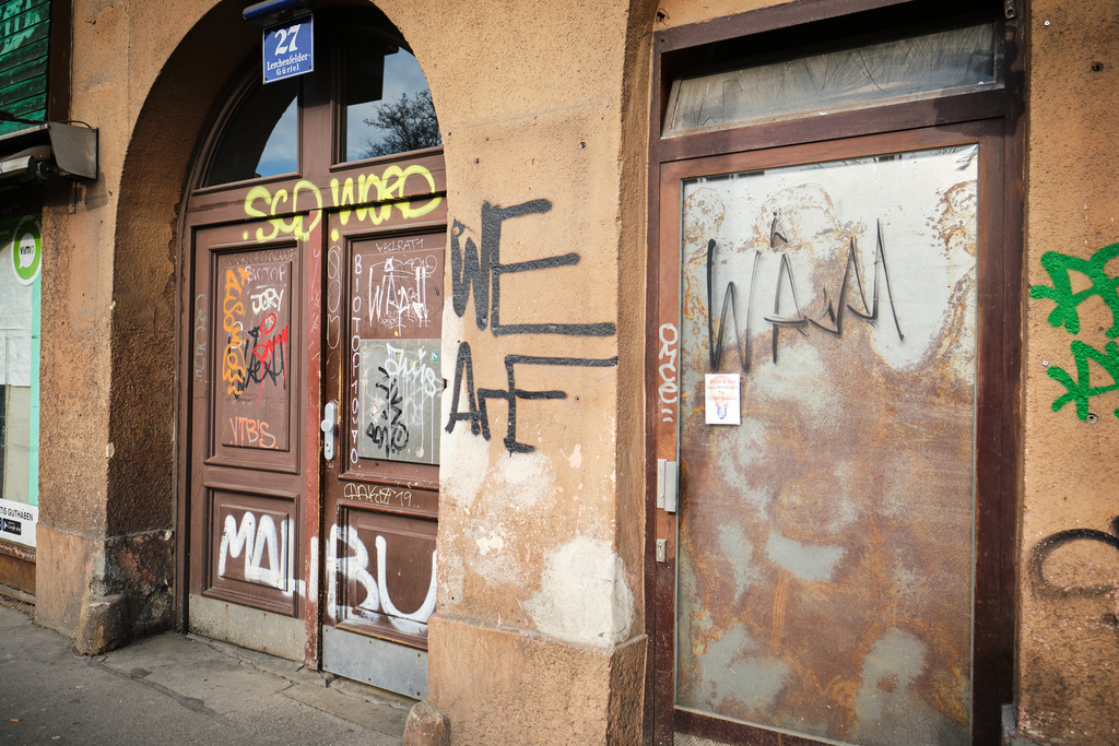 mit Graffiti verschmierte Eingangstüre am Gürtel | Wien, Austria - April 01, 2021: entlang der Wiener Gürtel Straße; mit Graffiti verschmierte Eingangstüre am Gürtel. - Realisiert mit Pictrs.com