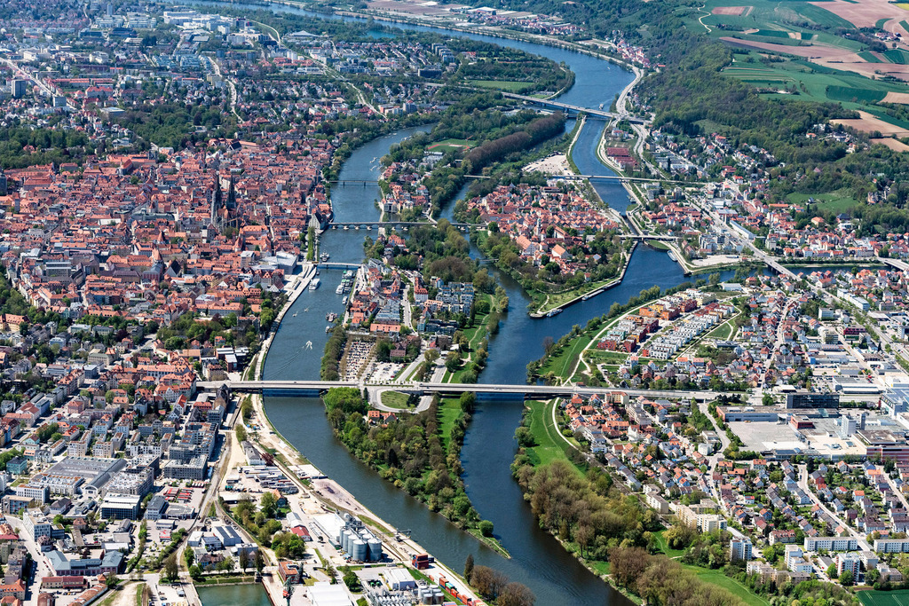 dr__0062544.jpg | REGENSBURG 09.05.2021 Stadtgebiet mit Außenbezirken und Innenstadtbereich in Regensburg im Bundesland Bayern, Deutschland. // City area with outside districts and inner city area in Regensburg in the state Bavaria, Germany. Foto: Daniel Reiter