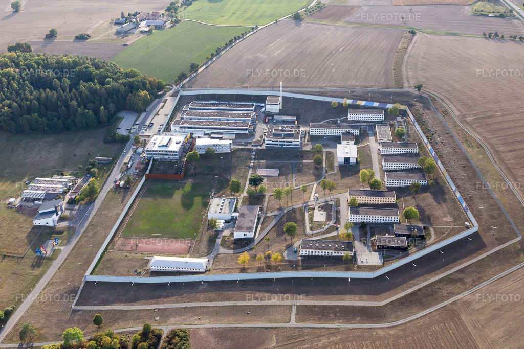 Luftbild: Gefängnis- Gelände und Sicherheitsumzäunung der Justizvollzugsanstalt Justizvollzugsanstalt Adelsheim in Adelsheim im Bundesland Baden-Württemberg in Deutschland. Foto: IMG_111463.jpg vom 09.09.2018 durch Werner Riehm/FLY-FOTO.de