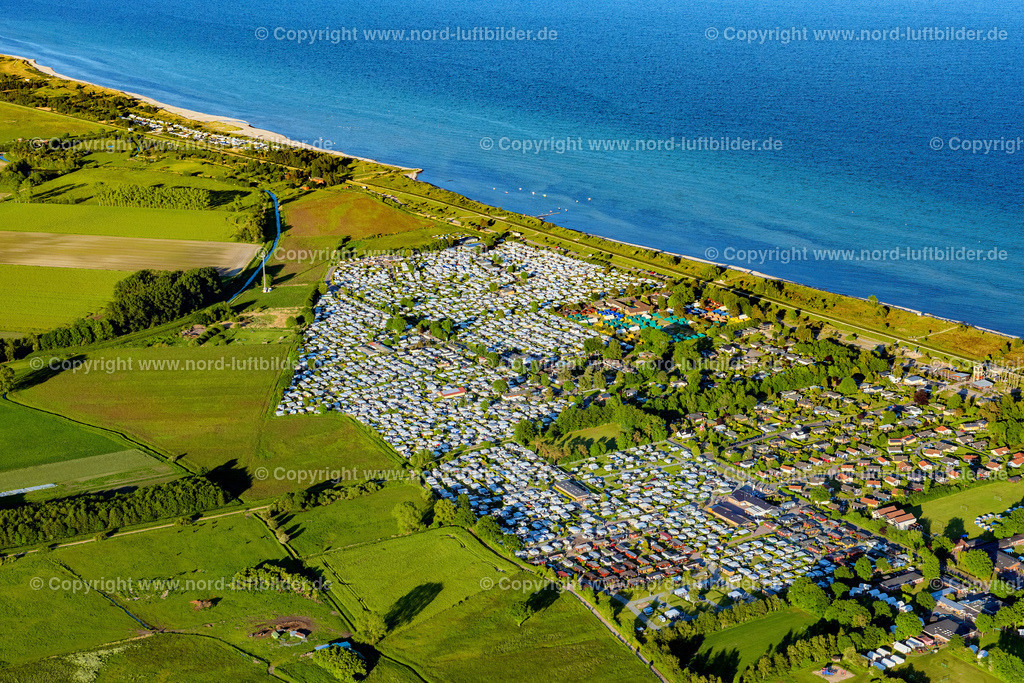 Grömitz_Camping_Campingplätze_ELS_8568030622 | GRöMITZ 03.06.2022 Wohnwagen und Zelte- Campingplatz - und Zeltplatz entlang des Blankwasserweg an der Straße Störtebekerweg im Ortsteil Lensterstrand in Grömitz im Bundesland Schleswig-Holstein, Deutschland. // Camping with caravans and tents on street Stoertebekerweg in the district Lensterstrand in Groemitz in the state Schleswig-Holstein, Germany. Foto: Martin Elsen