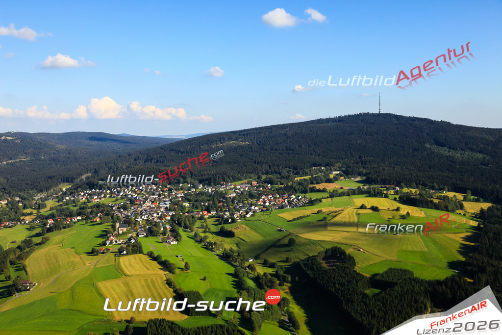 Die Luftaufnahme der Stadt Bischofsgruen wurde vom UL-Flugzeug heraus erstellt ( keine Drohne )- hohe Auflösung für beste Qualität