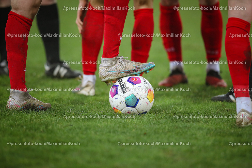RWE06012402166 | 06.01.2024, Essen, Fußball, Herren, Stadion an der Hafenstraße, Testspiel, Rot-Weiss Essen – 1. FC Köln:  Fußballspieler mit dem Fuß auf dem offiziellen Spielball.. 
DFB regulations prohibit any use of photographs as image sequences and or quasi-video.
