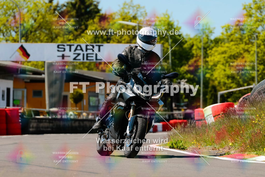Moto-TeamOBK-22047 | Hier findet Ihr Bilder von Touristenfahrten auf der Nürburgring Nordschleife oder von anderen Veranstaltungen die ich besucht habe. Viel Spass beim Durch Schauen 