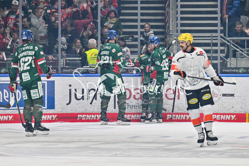 Augsburger Panther - Löwen Frankfurt | Jubel der Hausherren nach dem Treffer zum 2-0 durch Anthony LOUIS (Augsburger Panther 18), Tor / Torschuetze / Freude / Happy beim match zwischen den Augsburger Panthern und den Löwen Frankfurt am 8. Spieltag der Penny DEL im Curt Frenzel Stadion am 19.10.2025