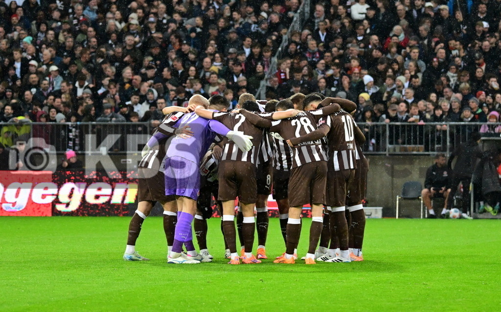 KBS Picture_FCStPauli-Gladbach_013 | St. Pauli Teamkreis ,Sportplatz :  Millerntor Stadion, - Realisiert mit Pictrs.com