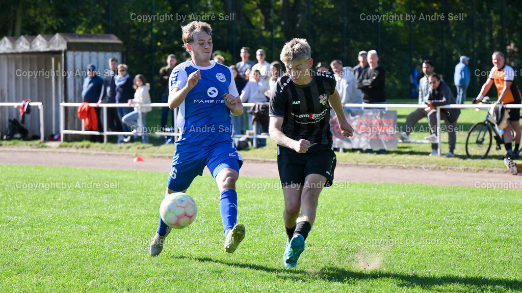 Kieler MTV vs TSV Bordesholm | Karl Krause (KMTV #7) vs Jannik Drews (Bordesholm #16) / Fußball-Verbandsliga Ost Männer 2025/2026 / Kieler MTV vs TSV Bordesholm / Professor-Peters-Platz / Kiel / 28.09.25 - Realisiert mit Pictrs.com