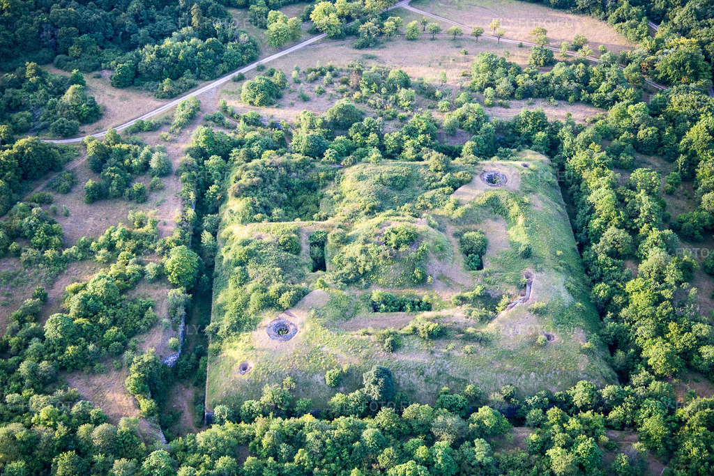 Vue aérienne: Complexe de bunkers en béton et acier Fort de Lucey à Lucey dans le département Meurthe et Moselle, France – .Photo: IMG_083449.jpg prise le 13/07/2015 par Werner Riehm/FLY-FOTO.eu – Résolution de l'original: 5472 x 3648 px