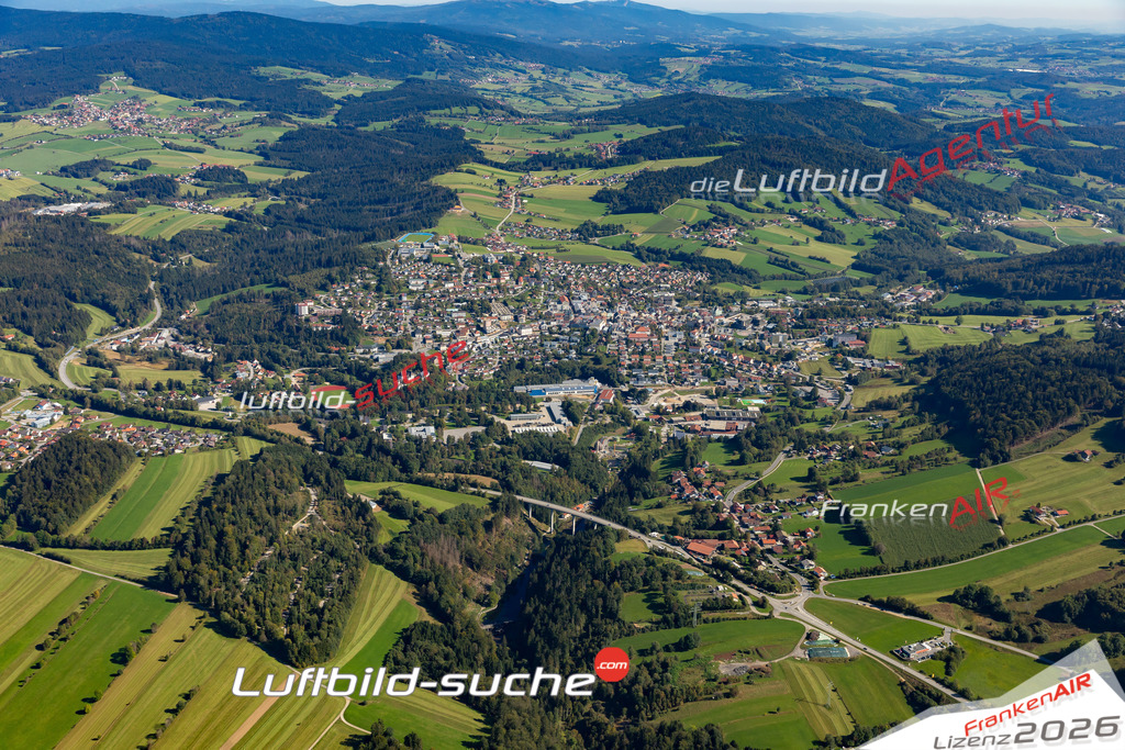 Das Luftbild der Stadt Freyung wurde 2021 vom Flugzeug heraus erstellt (keine Drohne) Aufnahmehöhe ca.450 Meter- hohe Bildauflösung und Druck-Qualität garantiert!