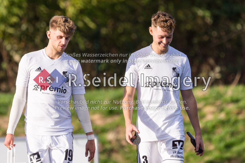 Fußball, Saison 2022/23, Flens-Oberliga, VfB Lübeck II - Heider SV, Lohmühle KR (Lübeck), 16.10.2022, 14. Spieltag | Jannis Hinz (#19, Heide), Yannik Saba Cyprian Kamusella (#3, Heide) verlassen zufrieden das Spielfeld.