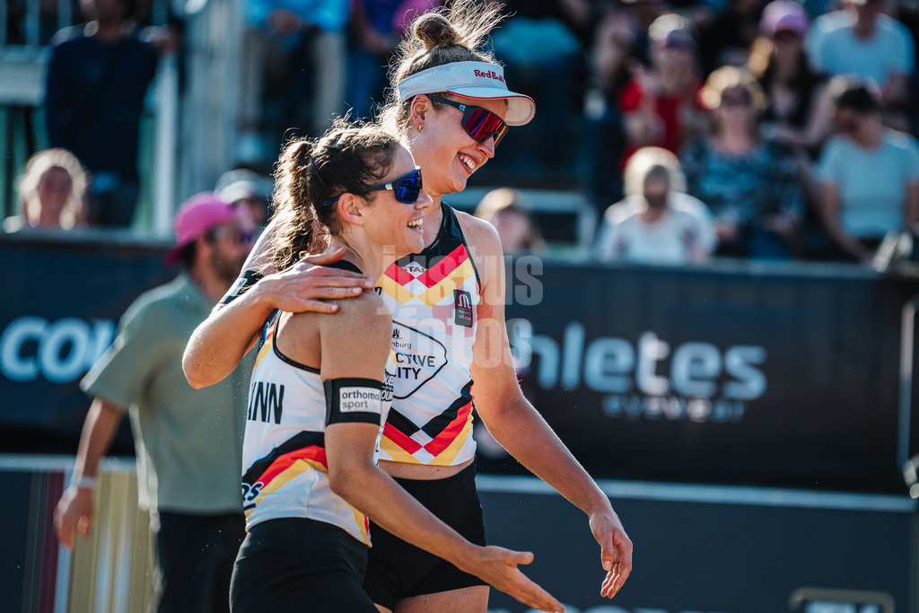 Beachvolleyball | Frauen | Queen and King of the Court | Hamburg | 01.06.2024 | v.l. Cinja Tillmann und Svenja Müller fröhlich