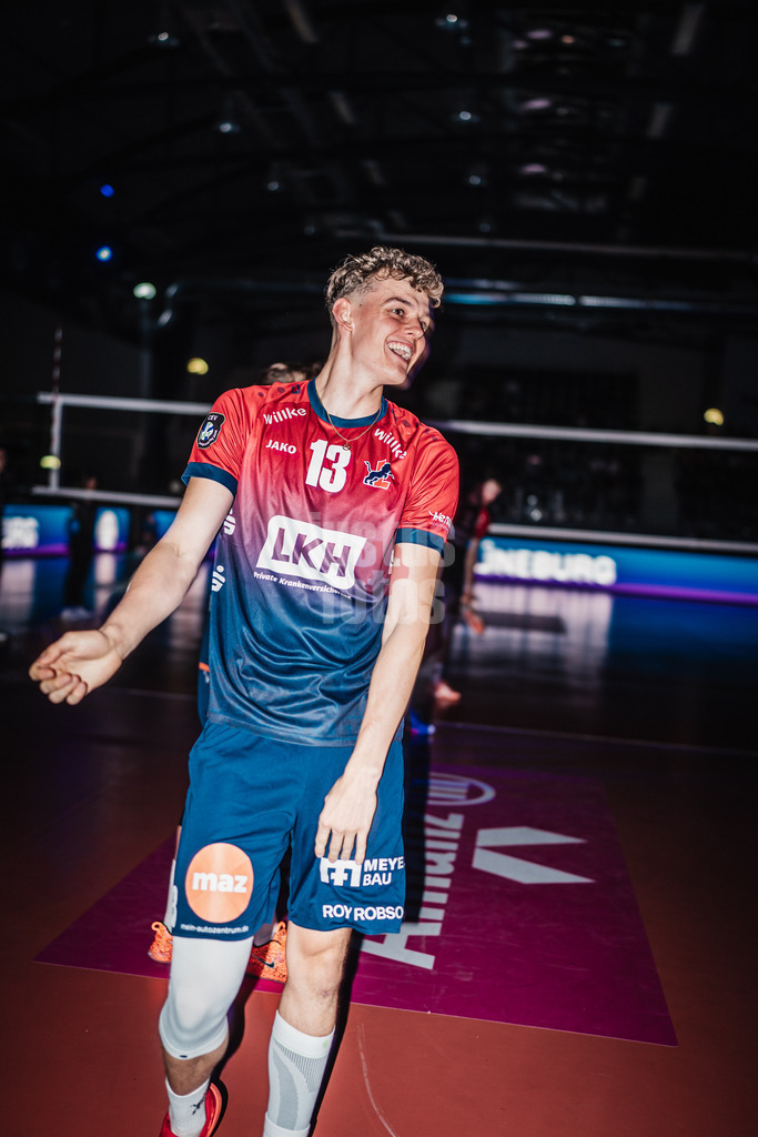 Volleyball | Herren | Saison 2025/2026 | Volleyball Ligacup | Finale | SVG Lüneburg vs. Berlin Recycling Volleys | 12.10.2024 | Neo Laumann (#13, SVG Lüneburg) läuft in die Arena ein