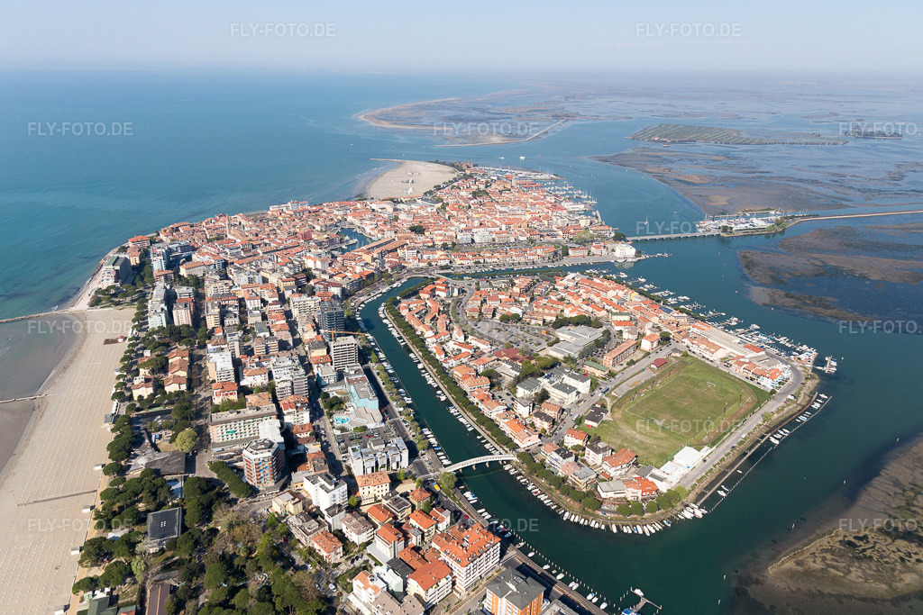 Luftbild: Ortsansicht in Grado im Bundesland Gorizia in Italien. Foto: IMG_098085.jpg vom 03.04.2017 durch Werner Riehm/FLY-FOTO.de