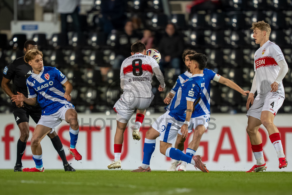 VfB Stuttgart II vs. FC Energie Cottbus, Fussball, 3.Liga, 27. Spieltag, Saison 2025/2026, 03.03.2026 | Samuele Di Benedetto (VfB Stuttgart II, #08) gegen Lukas Michelbrink (FC Energie Cottbus, #08) und Jannis Boziaris (FC Energie Cottbus, #19),VfB Stuttgart II vs. FC Energie Cottbus, Fussball, 3.Liga, 27. Spieltag, Saison 2025/2026, 03.03.2026Foto: photosbyphips/Philip Ziegler