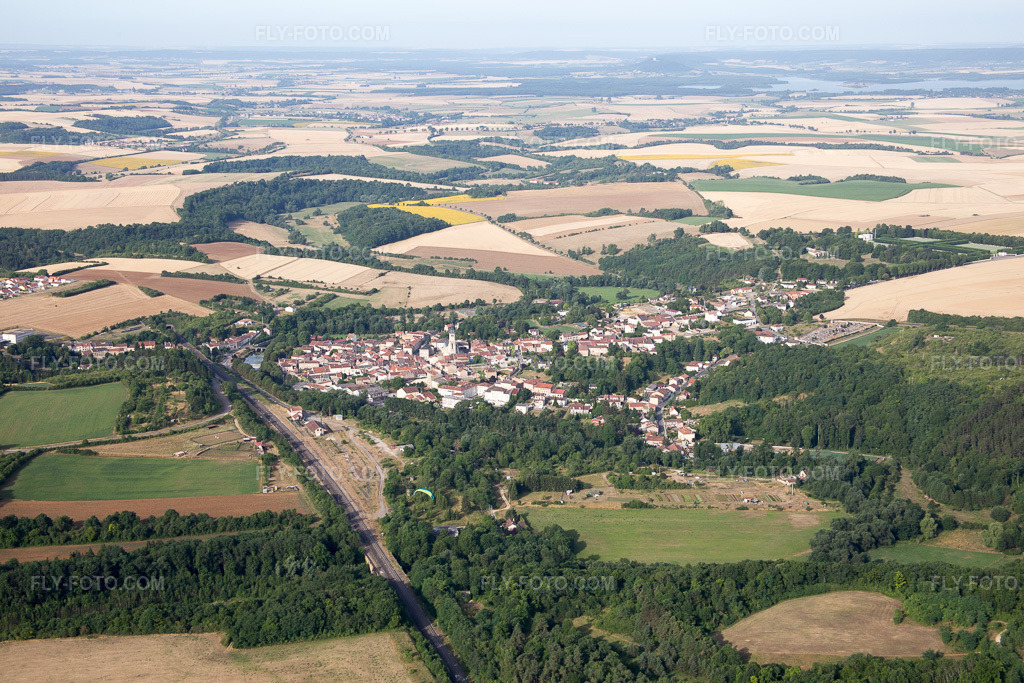 Aerial view: Village view in Thiaucourt-Regniéville in the state Meurthe et Moselle, France. – Photo: IMG_083279.jpg taken on 07/12/2015 by Werner Riehm/FLY-FOTO.com – Resolution of the original: 5472 x 3648 px