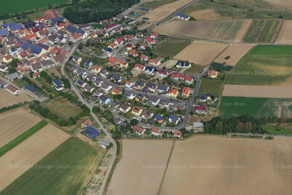 3650469 | EICHELSEE 13.09.2016 Wohngebiet einer Einfamilienhaus- Siedlung am Rande von landwirtschaftlichen Feldern in Eichelsee im Bundesland Bayern, Deutschland // Single-family residential area of settlement on the edge of agricultural fields in Eichelsee in the state Bavaria, Germany Foto: Gerhard Launer