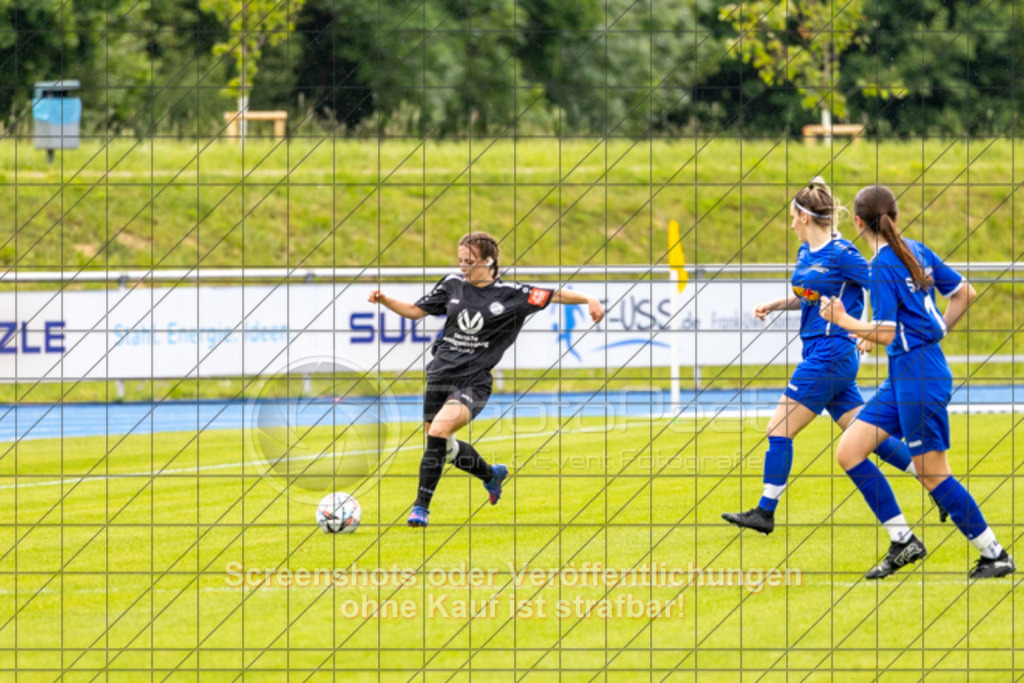 20250529_144908_1262 | #,  SGM Wendlingen-Ötlingen II (blau) vs. 1.FC Donzdorf II (schwarz), Fussball, Frauen-Bezirkspokal Finale Saison 2024/2025, Rasenplatz VfL Stadion Kirchheim, Jesinger Straße 105, 73230 Kirchheim, 29.05.2025 - 13:00 Uhr,Foto: PhotoPeet-Sportfotografie/Peter Harich