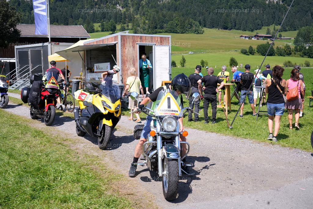 148_20230817_Bewerb_Maenner_Muehlanger | AUT - OESTERREICH, 2023-08-16: SPORT RENNRAD-FAHREN - 55. INTERNATIONALER RADWELTPOKAL IN ST. JOHANN IN TIROL  - Vintage-Radrennen mit WM-Bronze-Medaillen-Siegerin Christina Schweinberger, den Teilnehmer und Alexander Baumann (vom Orginastions-Team) - TAG 2 BEWERB MAENNER IN SECHS GRUPPEN  ; Foto: Roland Muehlanger
