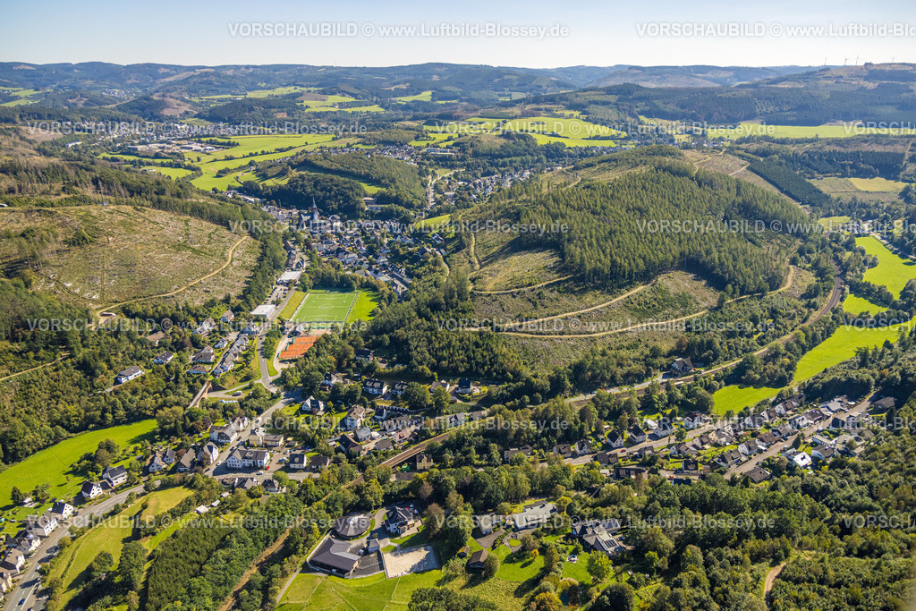 Kirchhundem230910223Kirchhundem | Luftbild, Ortsansicht, Fußballplatz FC Kirchhundem und Tennisplätze TC Rot-Weiss, Waldgebiet mit Waldschäden, Kirchhundem, Sauerland, Nordrhein-Westfalen, Deutschland